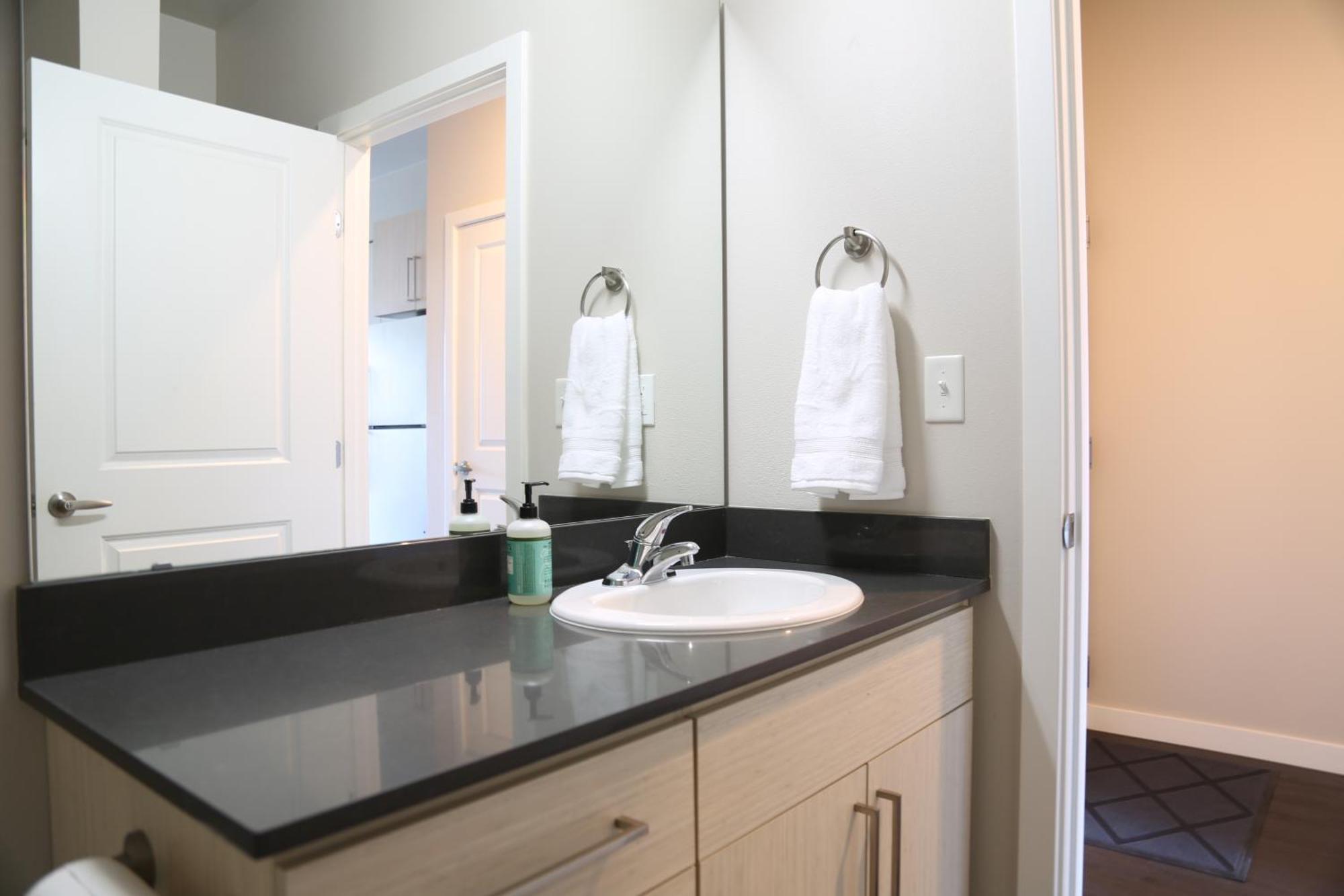 Queen Anne Abode - 1 Block From Cpa! - Free Parking! シアトル エクステリア 写真